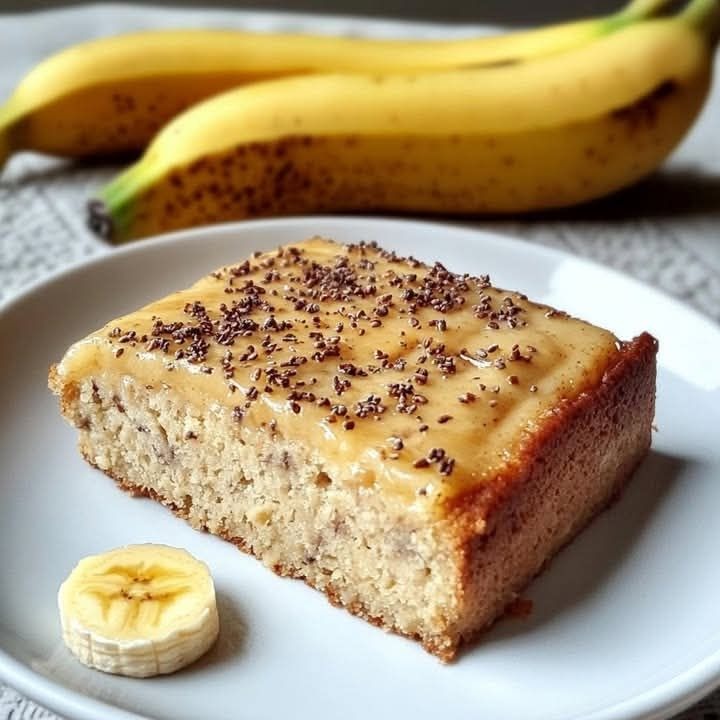 Part de gâteau minceur à la banane et flocons d’avoine, doré au four, sans sucre ni farine