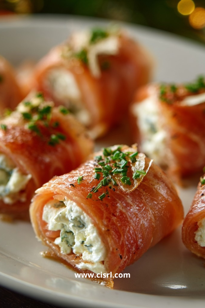 Roulés de saumon fumé garnis de fromage frais à l’aneth servis sur une assiette