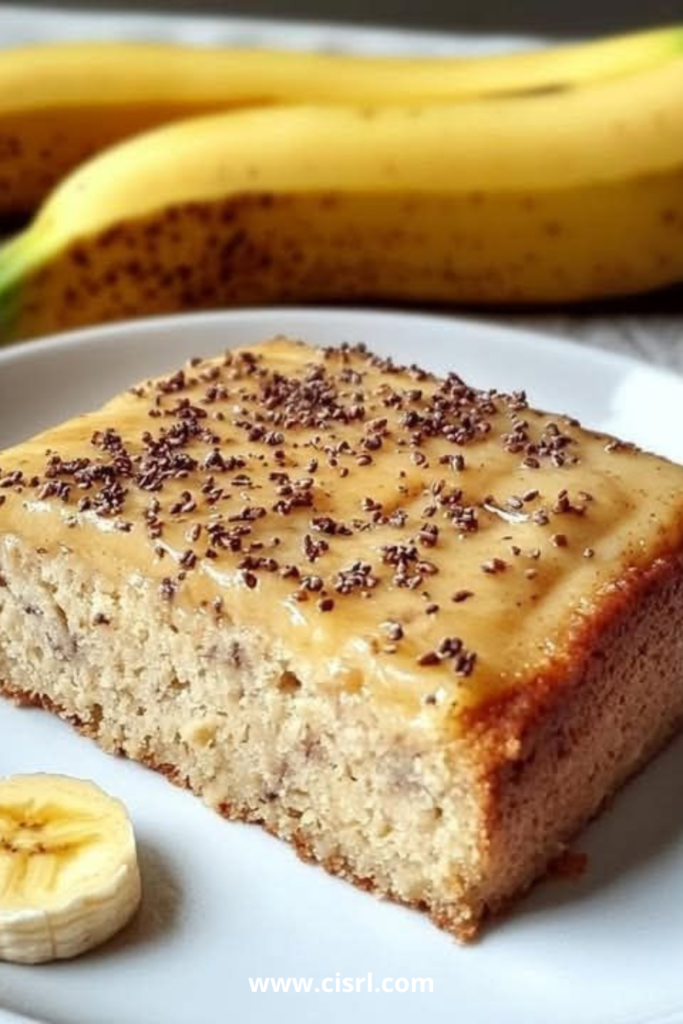 Part de gâteau minceur à la banane et flocons d’avoine, doré au four, sans sucre ni farine